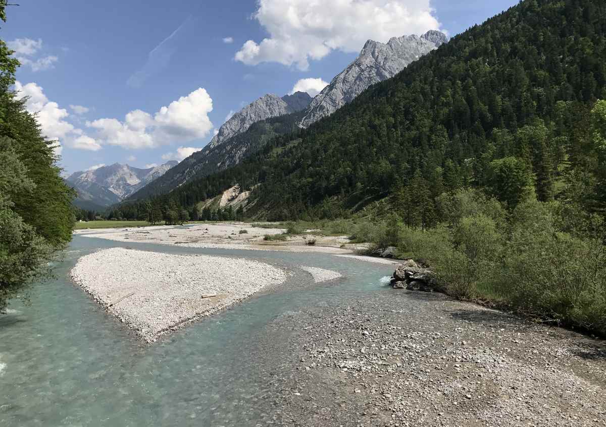 Am schönen Rißbach verläuft auch die König Ludwig Karwendeltour