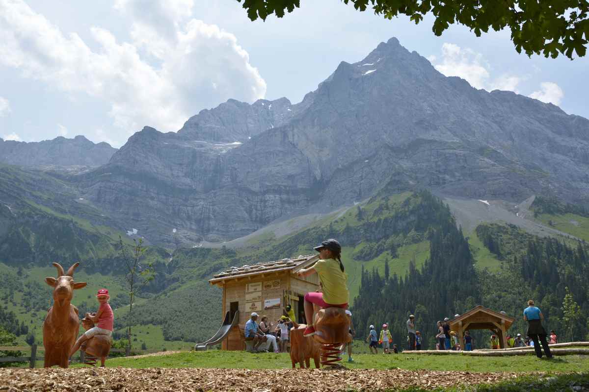 Wenn Sie die Hüttentour mit Kindern wandern: Planen Sie genügend Zeit bei der Engalm am großen Ahornboden ein, der Spielschatz Engalm ist besonders schön gemacht